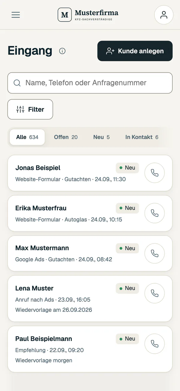 Anfragen-CRM am Handy, Eingang mit Herkunft und Status je Anfrage. Beispieldaten.