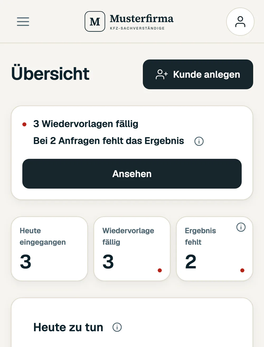 Anfragen-CRM am Handy, Übersicht mit fälligen Wiedervorlagen, den Kennzahlen des Tages und der Überschrift Heute zu tun. Beispieldaten.
